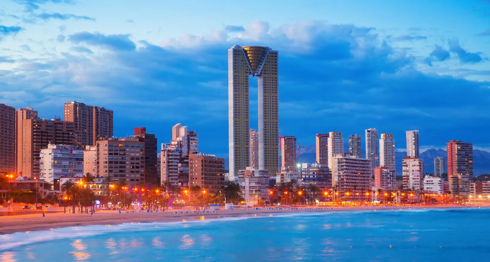 Nocne życie w Benidorm: strefy, kluby, koncerty i bezpieczeństwo