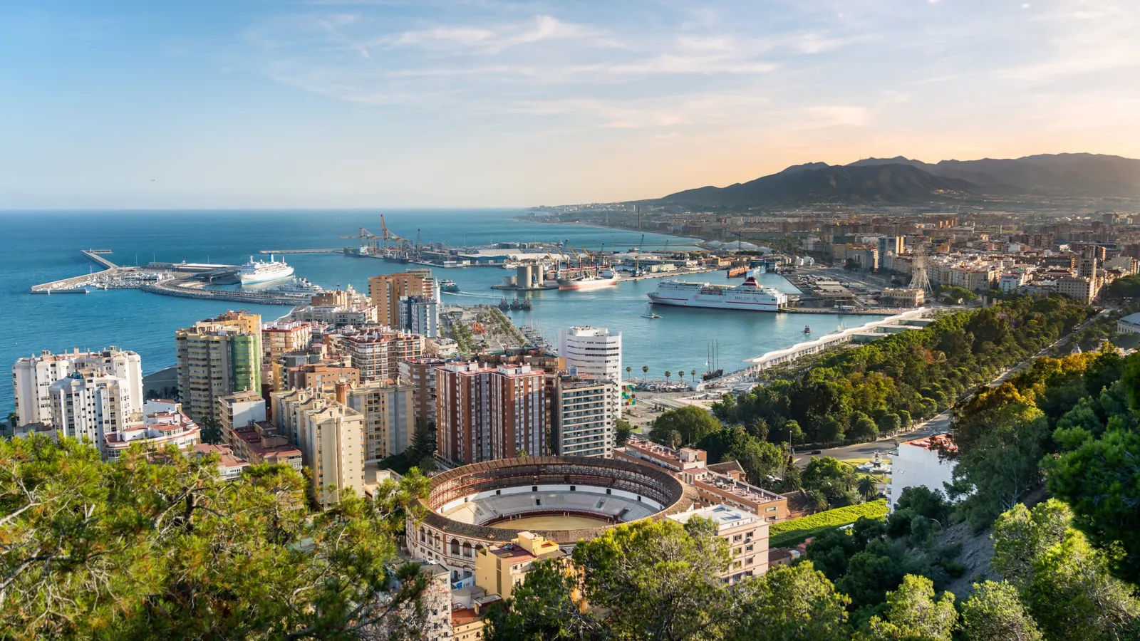 Malaga – życie, plaże i nieruchomości. Dlaczego warto tu zamieszkać?
